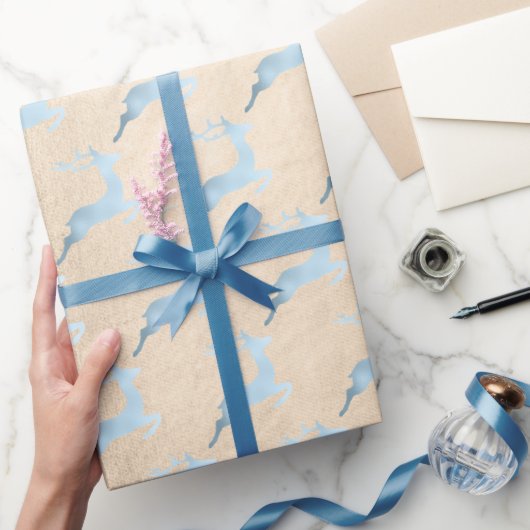 Elegant babyblauw kerstrendierpatroon cadeaupapier (Geschenken)