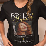 Elegant bachelorette Bride Squad Foto T-shirt<br><div class="desc">Elegant bachelorette feest t-shirt met een afbeelding van de bruid,  de titel "bride squad",  de locatie,  de datums,  een gouden hart en het gezegde "klaar voor feest".</div>
