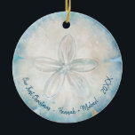 Elegant Beach Photo Waterverf Sand Dollar Keramisch Ornament<br><div class="desc">Creëer je eigen aangepaste waterverf elegant en dollarornamenten waar je je eigen foto in kunt invoegen! Als je net getrouwd was en je eerste kerstfeest viert als meneer en mevrouw samen, of een tropische zomervakantie had met de familie, dan kunnen deze strandstralen een bijzondere hoer maken. Is het de eerste...</div>