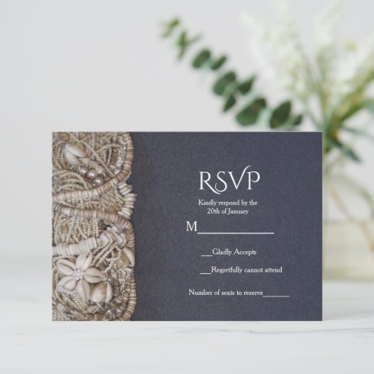 Elegant Beach Puka Shells Wedding RSVP Kaart (Staand voorkant)