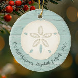 Elegant Beach Sand Dollar Foto eerste kerstdag Keramisch Ornament<br><div class="desc">Een vrolijke kerstsieraad met een zanddollar en een weersachtergrond voor je eerste kerstfeest. Geweldig voor nieuwigheden. Leg een foto van de strandhuwelijksreis op de achterkant. Pas de voorzijde aan met uw namen en het jaar. Ontworpen voor jou door Blackberry Boulevard.</div>