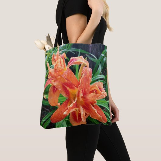 Elegant Bedewed Oranje Dubbelvloed Daylilies Tote Bag (Dichtbij)