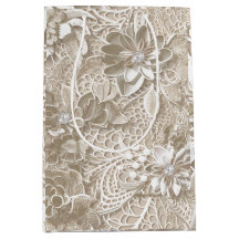 Elegant beige kant met diamant