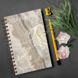 Elegant Beige Planner<br><div class="desc">Maak een statement met dit prachtige, grillige, elegante licht beige notitieboek met een vrouwenprofiel en bloemetjes. Dit notitieboek is elegant, stijlvol en zeer vrouwelijk. Je kunt het personaliseren met jouw namen en het jaar bijwerken. U kunt het verder aanpassen of overbrengen naar een notitieboek. Deze Planner is perfect voor makers,...</div>