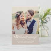 Elegant Beige Script Weddenschap Foto's ontvangen Kaart (Staand voorkant)