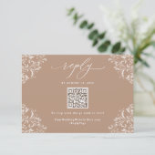 Elegant Beige Taupe Neutral Wedding QR Code RSVP Kaartje (Staand voorkant)