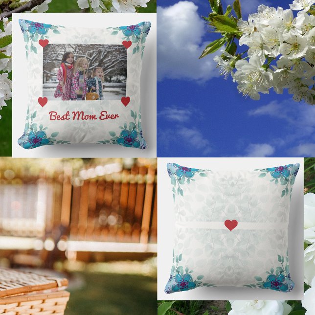 Elegant Best Ma Ever Photo Hearts Moderne Script Kussen (Best Mom Ever, personalized floral pillow for Mother's Day with a photo held up by red hearts)