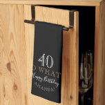 Elegant Black 40 Wat grappig citeert 40th Birthday Theedoek<br><div class="desc">Elegant Black 40 Wat grappig citeert de keukenhanddoek van de 40ste verjaardag. Het inspirerend en grappige citaat 40 zo wat in moderne witte en gouden kleuren op een zwarte achtergrond. Maak je eigen keukenhanddoek voor de 40ste verjaardag voor haar of voor hem en personaliseer je met jouw naam en leeftijd....</div>