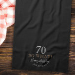 Elegant Black 70 dus wat grappig citaat 70th Birth Theedoek<br><div class="desc">Elegant Black 70 Wat grappig citeert de keukenhanddoek van de 70ste verjaardag. Het inspirerend en grappige citaat 70 is wat in moderne witte en gouden kleuren op een zwarte achtergrond. Maak je eigen keukenhanddoek voor de 70ste verjaardag voor haar of voor hem en personaliseer je met jouw naam en leeftijd....</div>