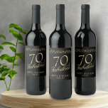 Elegant Black 70 en Fabulous 70th Birthday Wijn Etiket<br><div class="desc">Elegant Black 70 en Fabulous 70th Birthday Wine Label. 70 en fabelachtige tekst in trendy gouden schrift en een elegant ornament op zwarte achtergrond. Personaliseer het met jouw naam en je leeftijd,  en maak gepersonaliseerde elegante wijnlabels voor een verjaardagsfeestje van een vrouw.</div>