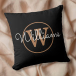 Elegant Black and Gold Monogram Name Kussen<br><div class="desc">Klassieke zwarte en gouden monogram gooien kussen. U kunt de naam,  het monogram personaliseren en de doopvont en de kleuren aanpassen aan creëer uw eigen uniek ontwerp. Ontworpen door: Thisnotme©</div>