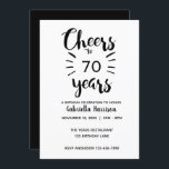 Elegant Black and White Cheers tot 70th Birthday Kaart<br><div class="desc">Een elegante 70e verjaardagsuitnodiging,  die u gemakkelijk met uw partijdetails zult kunnen personaliseren. Deze Cheers tot 70 jaar uitnodiging kan gemakkelijk aan de verjaardagsleeftijd worden gepersonaliseerd u nodig hebt. De achterkant van deze 70ste verjaardagsuitnodiging is zwart.</div>