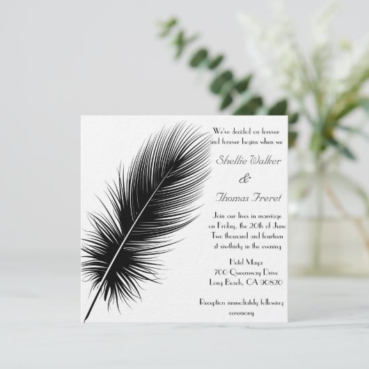 Elegant Black and White Feather Wedding Invitation Kaart (Staand voorkant)