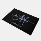 Elegant Black Blue Monogram Script Familienaam Deurmat (Schuin)