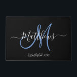 Elegant Black Blue Monogram Script Familienaam Deurmat<br><div class="desc">DIY Speciaal ontwerp voor zwart-wit en blauw monogram met bruine en bruidegom achternaam en trouwdatum op een zwarte achtergrond. Maakt een uniek en geweldig geschenk voor nieuwigheden die een nieuw gezin beginnen. Geweldig voor nieuw huis samen. Pas aan met jouw naam,  monogram initiaal en trouwdatum en kleuren. Elke Clarke©</div>