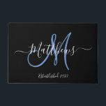Elegant Black Blue Monogram Script Familienaam Deurmat<br><div class="desc">DIY Speciaal ontwerp voor zwart-wit en blauw monogram met bruine en bruidegom achternaam en trouwdatum op een zwarte achtergrond. Maakt een uniek en geweldig geschenk voor nieuwigheden die een nieuw gezin beginnen. Geweldig voor nieuw huis samen. Pas aan met jouw naam,  monogram initiaal en trouwdatum en kleuren. Elke Clarke©</div>