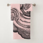 Elegant Black Botanical Roos op Bleek Blush Pink Bad Handdoek (Insitu)