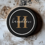 Elegant Black Brown Round Custom Monogram Initiaal Zandsteen Onderzetter<br><div class="desc">Het Elegant ronde gepersonaliseerde ontwerp van het onderzetter van de drink van de drank kenmerkt een klassiek initiaal van de douanesusserif in rijk cognac tan bruin met uw familienaam in modern wit kalligrafiemanuscript tegen een schone witte achtergrond. Een eenvoudige witte cirkel lijst het ontwerp. Het kleurenschema kan worden aangepast om...</div>