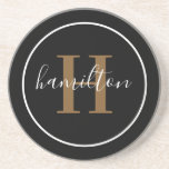 Elegant Black Brown Round Custom Monogram Initiaal Zandsteen Onderzetter<br><div class="desc">Het Elegant ronde gepersonaliseerde ontwerp van het onderzetter van de drink van de drank kenmerkt een klassiek initiaal van de douanesusserif in rijk cognac tan bruin met uw familienaam in modern wit kalligrafiemanuscript tegen een schone witte achtergrond. Een eenvoudige witte cirkel lijst het ontwerp. Het kleurenschema kan worden aangepast om...</div>