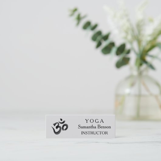 Elegant Black en White OM-symbool Yoga-instructeur Mini Visitekaartje (Staand voorkant)