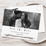 Elegant Black en White Photo Save the Date Aankondigingskaart<br><div class="desc">Gefeliciteerd met je verloving! Sparen de aankondigingen van de Datum zijn de eerste grote stap in het trouwplanningsproces! Dit ontwerp kenmerkt een eenvoudige elegant sparen het datumbriefkaart met een grote zwarte en witte foto in de voorzijde en kleine zwarte en witte foto in de rug. Voor meer geavanceerde aanpassing van...</div>