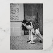 Elegant Black en White Simple Modern Wedding Folie Uitnodiging (Achterkant)