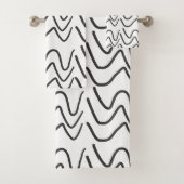 Elegant Black en White Wavy Stripe Pattern Bad Handdoek (Insitu)