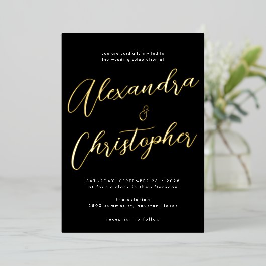 Elegant Black Flourish Calligraphy Wedding Gold Folie Uitnodiging (Staand Voorkant)