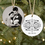 Elegant Black Flourish Wedding Photo Monogram Ornament<br><div class="desc">Pas dit nieuwe keepasvakantie-ornament aan met uw favoriete portret vanaf de trouwdag (tip: snijdfoto naar vierkante vorm voordat u het uploadt). Een elegant zwart monogram, omgeven door rollen en bloederijen, kan gepersonaliseerd worden met de bruid- en bruidenamen en de trouwdatum op de rug. De witte achtergrondkleur kan worden aangepast om...</div>