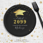 Elegant Black Gold Confetti Script Afstuderen Papieren Bordje<br><div class="desc">Elegant gepersonaliseerd zwart en goudpapier voor afgestudeerden met een faux metallic folie graduatiemap, gouden confetti, handgeschreven scripttypografie en klassenjaar met CONGRATULATIONS en de naam van uw afgestudeerde met een bewerkbare zwarte achtergrondkleur kunt u in EDIT in een schoolkleur veranderen of de kleur van het partijthema coördineren. BIJSTAND: Neem contact op...</div>