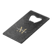 Elegant Black Gold Floral Script Monogram Creditkaart Flessenopener (Voorkant Gekanteld)