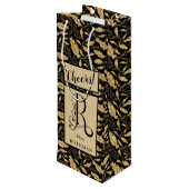 Elegant Black & Gold Leaf Pattern Monogram R Wijn Cadeautas (Achterkant Gekanteld)