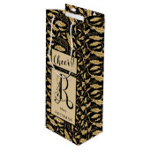 Elegant Black & Gold Leaf Pattern Monogram R Wijn Cadeautas (Voorkant Gekanteld)