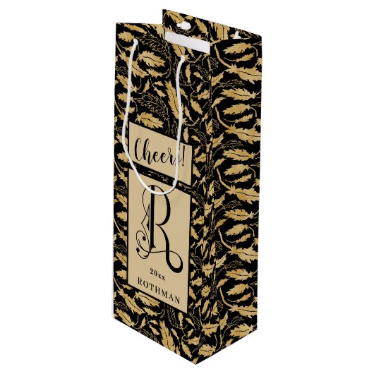Elegant Black & Gold Leaf Pattern Monogram R Wijn Cadeautas (Voorkant Gekanteld)