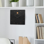 Elegant black gold monogram name gepersonaliseerd vierkante klok<br><div class="desc">Luxe monogrammed vierkante muurklok met een zwarte lederen achtergrond en een faux goudkoper metallisch geborsteld vierkant met elegante scriptnaam en monogram initialen. Gemakkelijk om uw eigen logo met uw zaken of persoonlijke initialen en naam te personaliseren en te creëer. kon een elegant gepersonaliseerd cadeau voor een bedrijfseigenaar, of het de...</div>