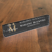 Elegant Black Gold Monogram Script Desk Naambordje (Zijkant)