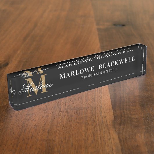 Elegant Black Gold Monogram Script Desk Naambordje (Zijkant)