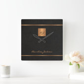 Elegant black gold monogram script naam modern vierkante klok (Huis)