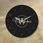 Elegant Black Gold Monogram Script Name Grote Klok<br><div class="desc">Klassieke zwart-gouden monogram wandklok. U kunt de naam,  het monogram personaliseren en de doopvont en de kleuren aanpassen aan creëer uw eigen uniek ontwerp. Ontworpen door: Thisnotme©</div>
