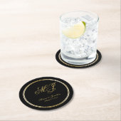 Elegant Black Gold Monogram Script Weddenschap Ronde Kartonnen Onderzetter (Insitu)