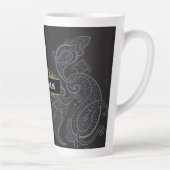 Elegant Black Gold Paisley Monogram Latte Mok (Rechts)