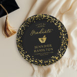 Elegant Black Gold Pharmacy School Afstuderen Papieren Bordje<br><div class="desc">Maak uw afstudeerfeest 2025 onvergetelijk met deze moderne suite. Met gouden confetti op een zwarte achtergrond en elegante kalligrafie legt het perfect de schittering van uw succes vast. Het ontwerp kan worden afgestemd op uw specifieke behoeften en voorkeuren. Neem contact op als u kleurwijzigingen, ontwerpwijzigingen of extra items nodig hebt....</div>