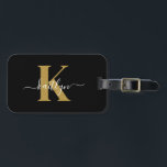 Elegant Black Gold Script Monogram Bagagelabel<br><div class="desc">Dit eenvoudige, elegante zwarte bagagelabel met uw voornaam in een trendy schrift lettertype in het wit getypt over uw eerste initiaal in een modern petten lettertype in het goud aan de ene kant en een slide in kaart voor jouw naam, adres en telefoonnummer aan de andere kant zou er geweldig...</div>