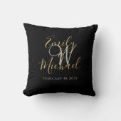 Elegant Black Gold Script Monogram Initiaal Wedden Kussen (Voorkant)