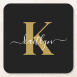 Elegant Black Gold Script Monogram Kartonnen Onderzetters<br><div class="desc">Deze eenvoudige, elegante zwarte vierkante papieren onderzetters met uw voornaam in een trendy schrift lettertype in wit getypt over uw eerste initiaal in een modern petten lettertype in goud zijn ideaal om uw tafels en tellers vrij te houden van waterringen. Ze absorberen druppels, zodat u zich geen zorgen hoeft te...</div>
