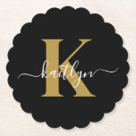 Elegant Black Gold Script Monogram Kartonnen Onderzetters<br><div class="desc">Deze eenvoudige, elegante zwarte ronde gecanneleerde randpapier onderzetters met uw voornaam in een trendy schrift lettertype in wit getypt over uw eerste initiaal in een modern petten lettertype in goud zijn ideaal voor het houden van uw tafels en tellers vrij van waterringen. Ze absorberen druppels, zodat u zich geen zorgen...</div>