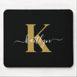 Elegant Black Gold Script Monogram Muismat<br><div class="desc">Deze eenvoudige,  elegante zwarte mousepad met uw voornaam in een trendy schrift lettertype in wit getypt over uw eerste initiaal in een modern petten lettertype in goud is ideaal voor uw kantoor / bureau. Het is stijlvol en trendy en toch zeer klassiek.</div>