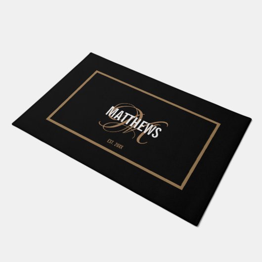 Elegant black gold script monogram naam bruiloft deurmat (Schuin)