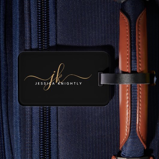 Elegant Black Gold Script Monogram Name Simple Bagagelabel (Achterkant Insitu 2)