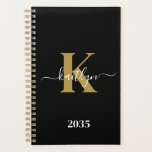 Elegant Black Gold Script Monogram Planner<br><div class="desc">Deze eenvoudige, elegante zwarte 5, 5 x 8, 5 soft planner met uw voornaam in een trendy script lettertype in wit getypt over uw eerste initiaal in een modern petten lettertype in goud is ideaal voor u. Het is stijlvol en trendy en toch zeer klassiek. Het maakt het houden van...</div>